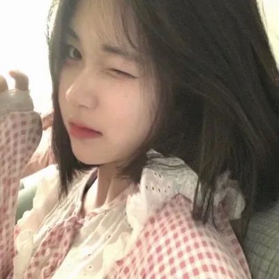 她行走于黑暗中